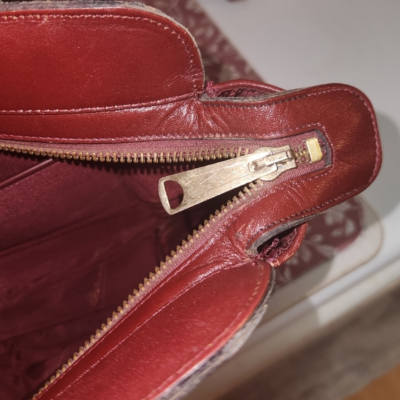 Brown Shoulder Bag with Glossy Finish and Elegant Design - Picture 8 of 11